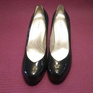 Tahari 7.5 Lonnie patent heel